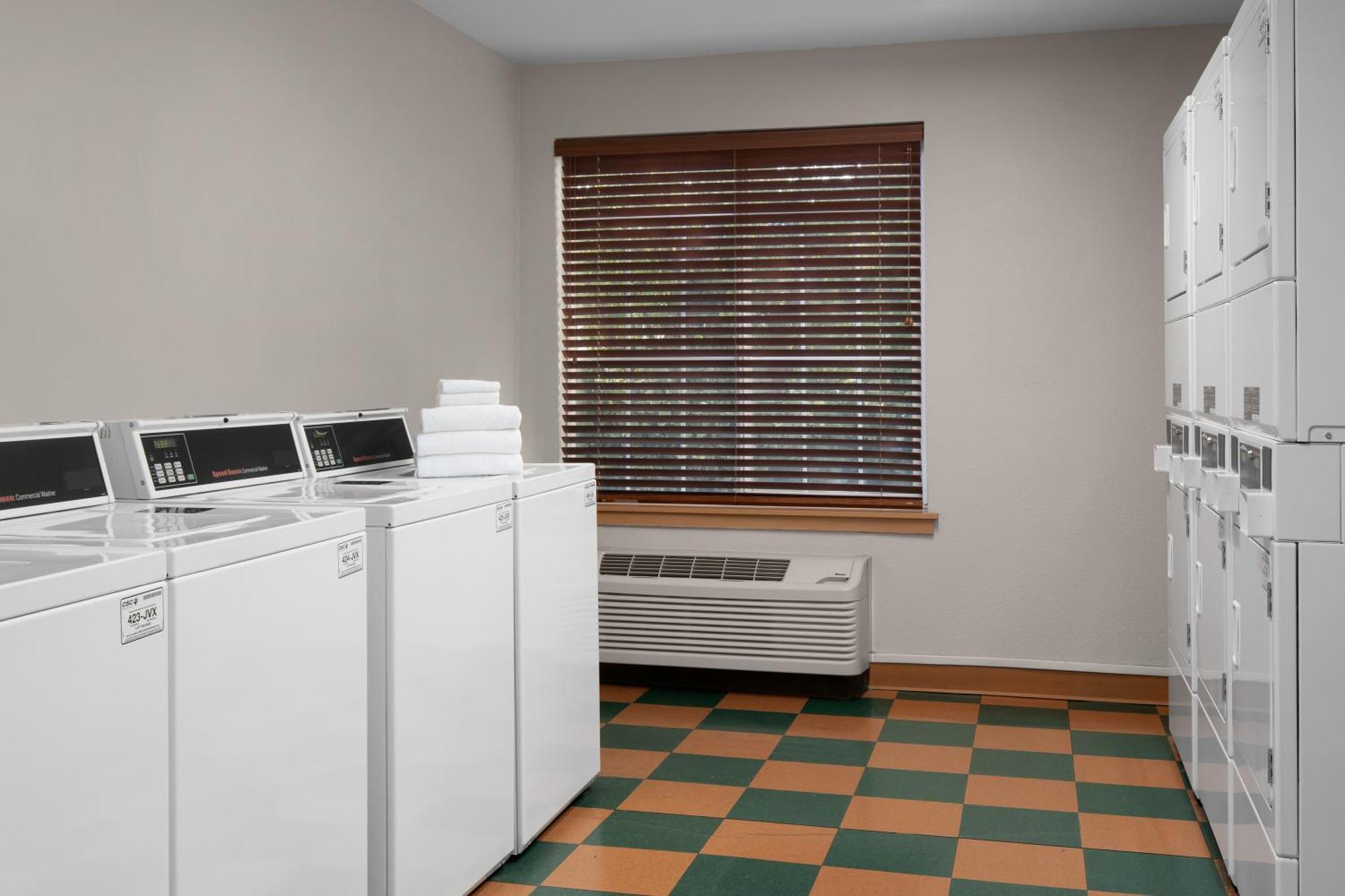 Larkspur Landing Extended Stay Suites Белвю Екстериор снимка